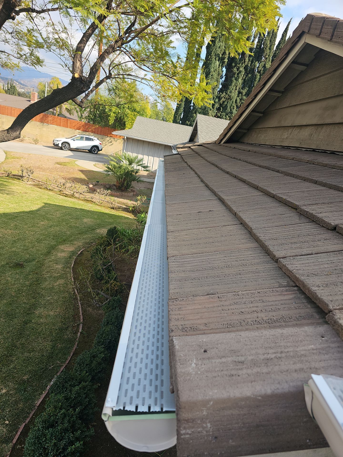arcadia-roofing-company-installing-new-gutter-guards-02